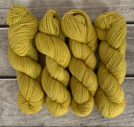 Golden Light ooak - 4 ply sock yarn in merino and nylon - Darjeeling