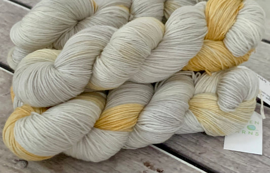 Eggshell + specks ooak - merino/ nylon sock yarn - Darjeeling