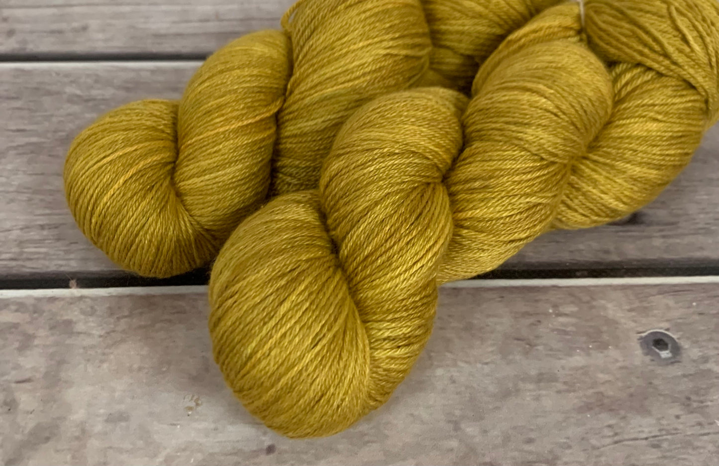 Silvereye Head - 4ply/fingering - silk and merino - Jasmin 4