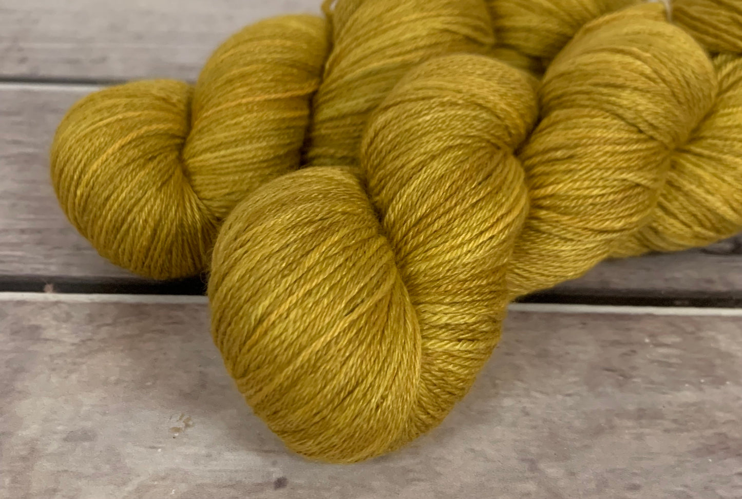 Silvereye Head - 4ply/fingering - silk and merino - Jasmin 4