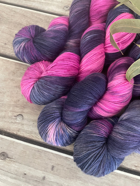 Evening Blossom ooak - sock yarn in merino and nylon - Darjeeling